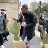 Cos� Gianpiero si alza subito dalla sedia per prendere un�opera e mostrarla al cliente, mentre gli spiega di che materiale � fatta,   cogliendo anche l�occasione per raccontargli qualcosa della sua vita. In cambio riceve dall�avventore 20 euro
